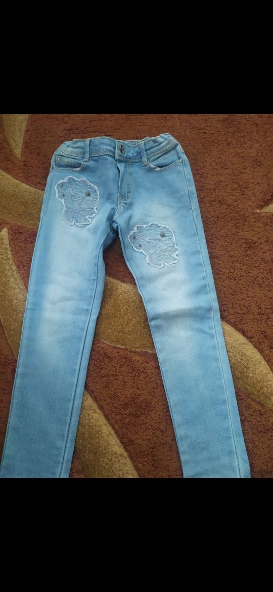 Блакитні джинси для дівчинки бренду Mayoral