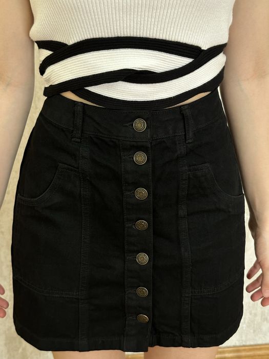 Продам черную джинсовую юбку Bershka