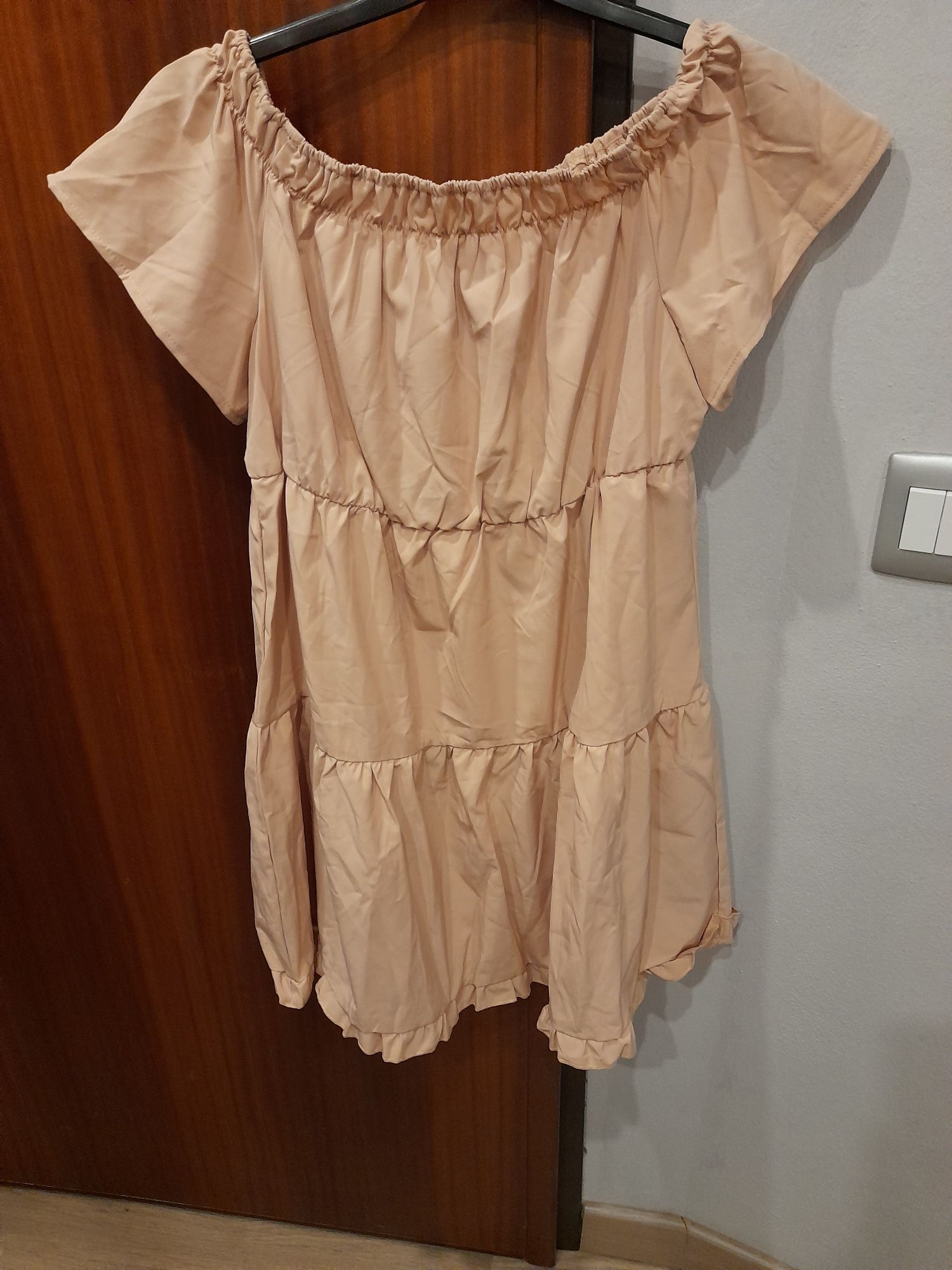 Vestido novo (cor de rosa claro)