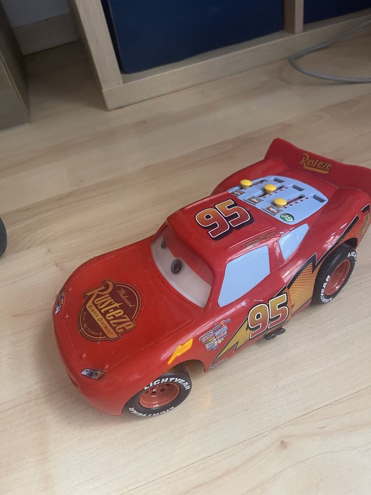 Carro Faisca Mcqueen anda, fala e mexe-se.