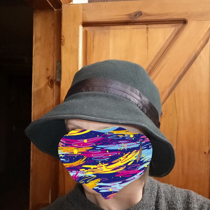 Жіночий метровий капелюх