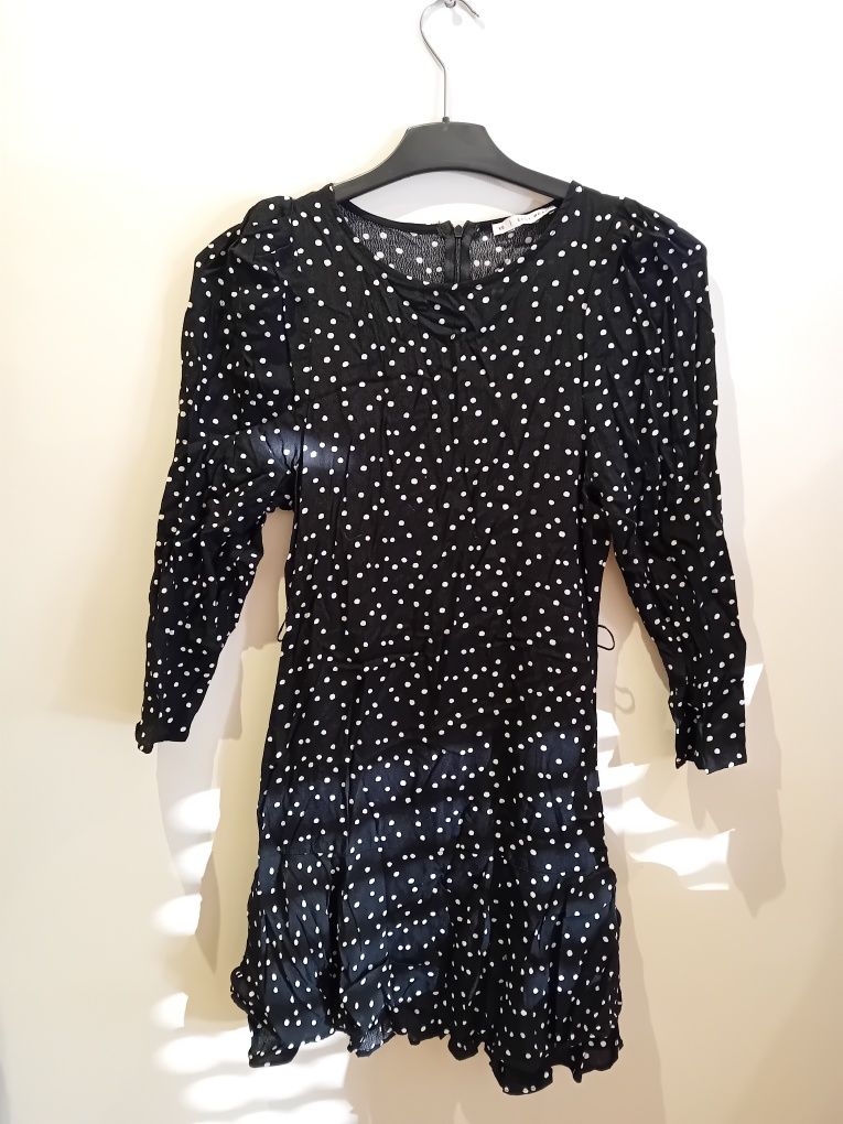 Vestido com bolinhas brancas