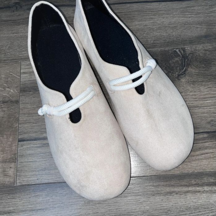 Beżowe buty mokasyny