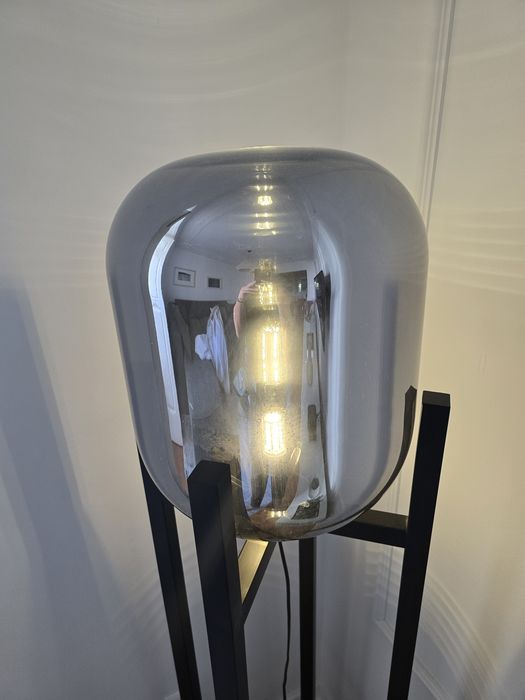 Candeeiro de pé preto e metálico