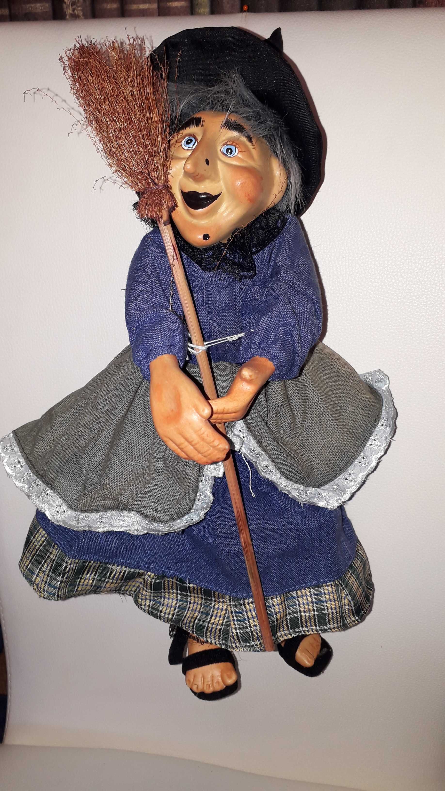 stara lalka czarownica na miotle