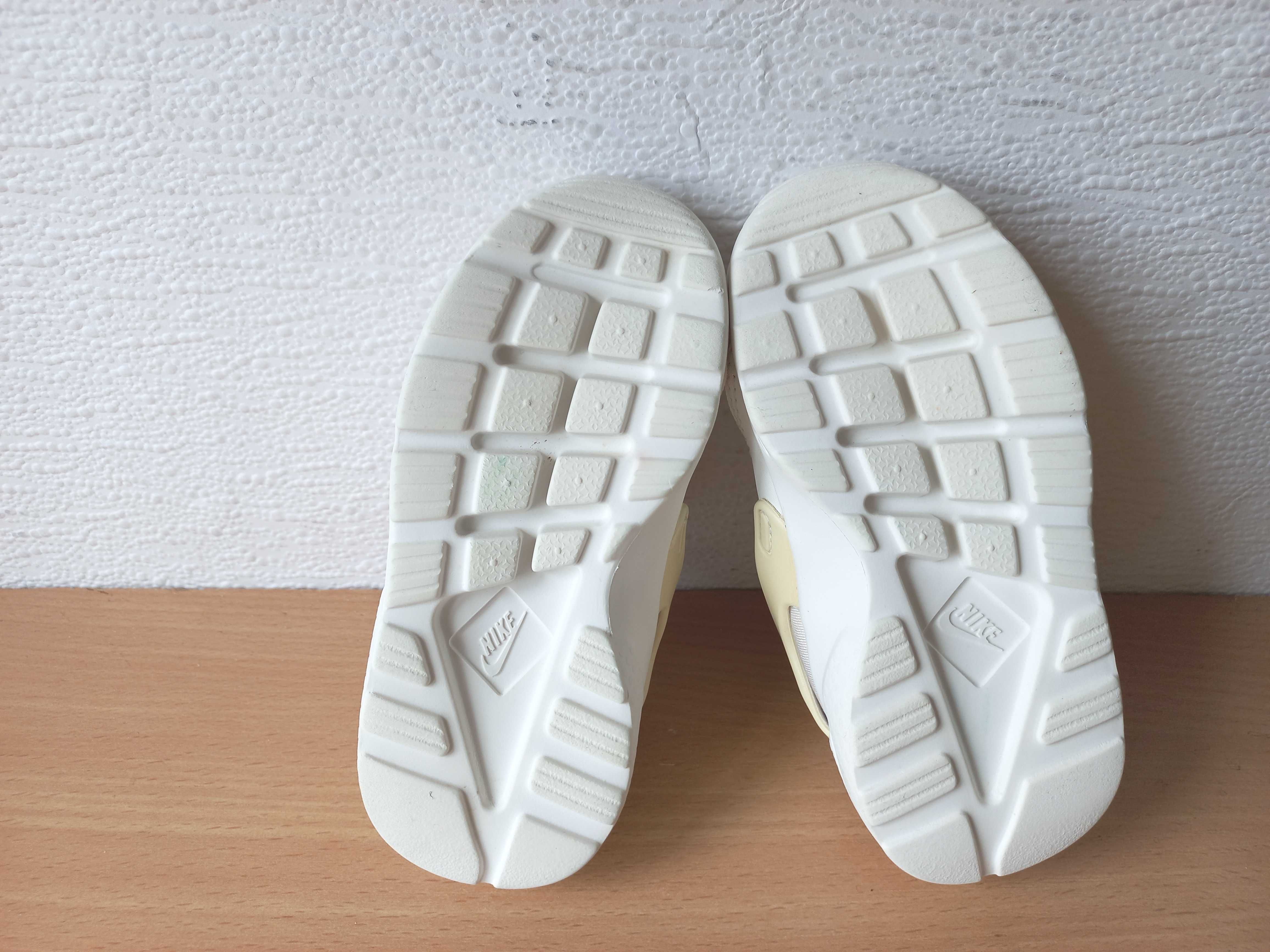 Білі кросівки Nike Air Huarache вказано 24 р. устілка 14 см.