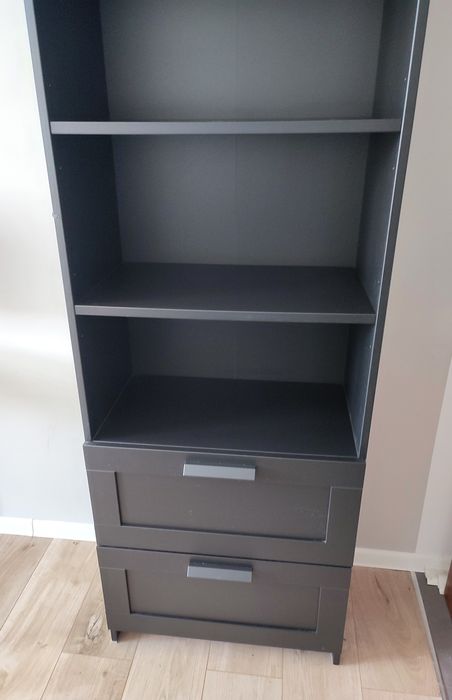 Czarna szafka regał z szufladami i półkami Brimnes Ikea