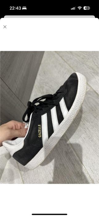 Кросівки жіночі