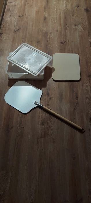 Zestaw łopata do pizzy pojemnik i blat kamienny