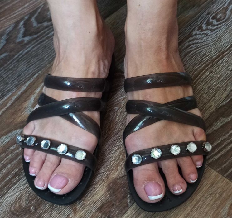 Продам шикарные Crocs шлепанцы W7 наш 37 оригинал