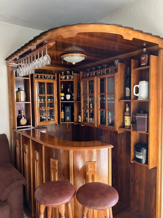 Bar de canto em madeira com 2 bancos