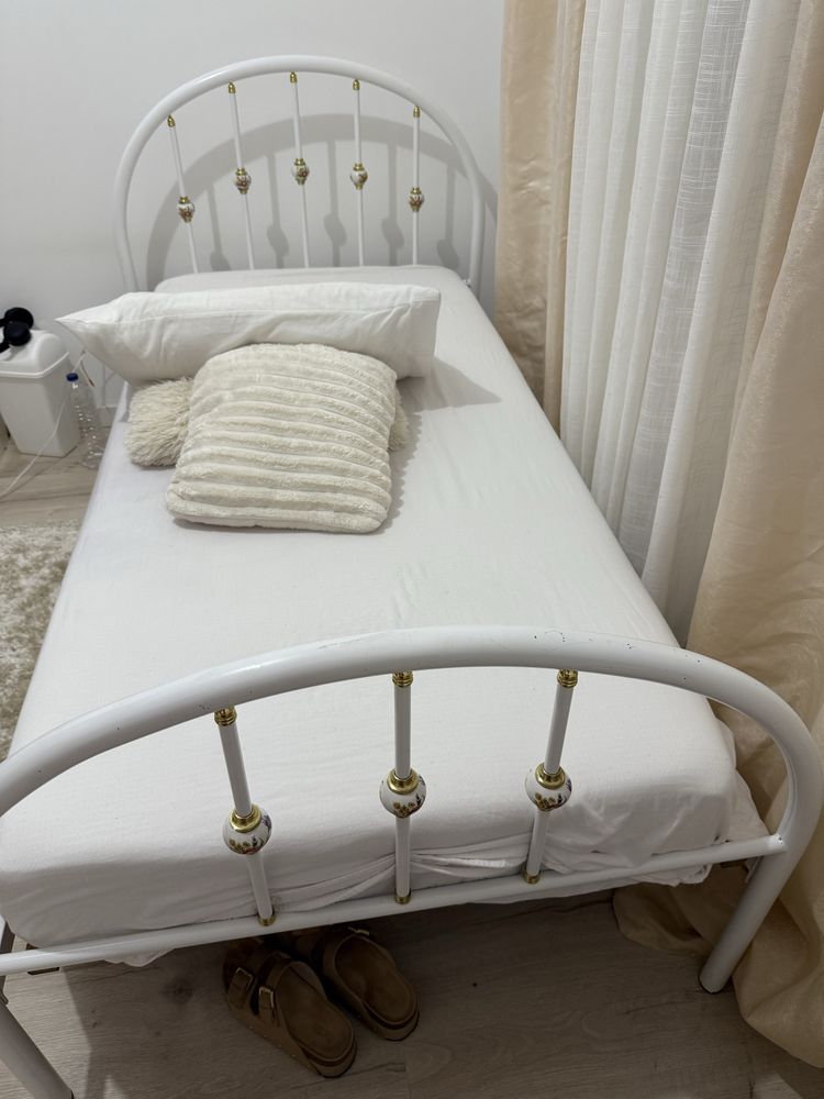 Cama de solteiro com estrado e colchão