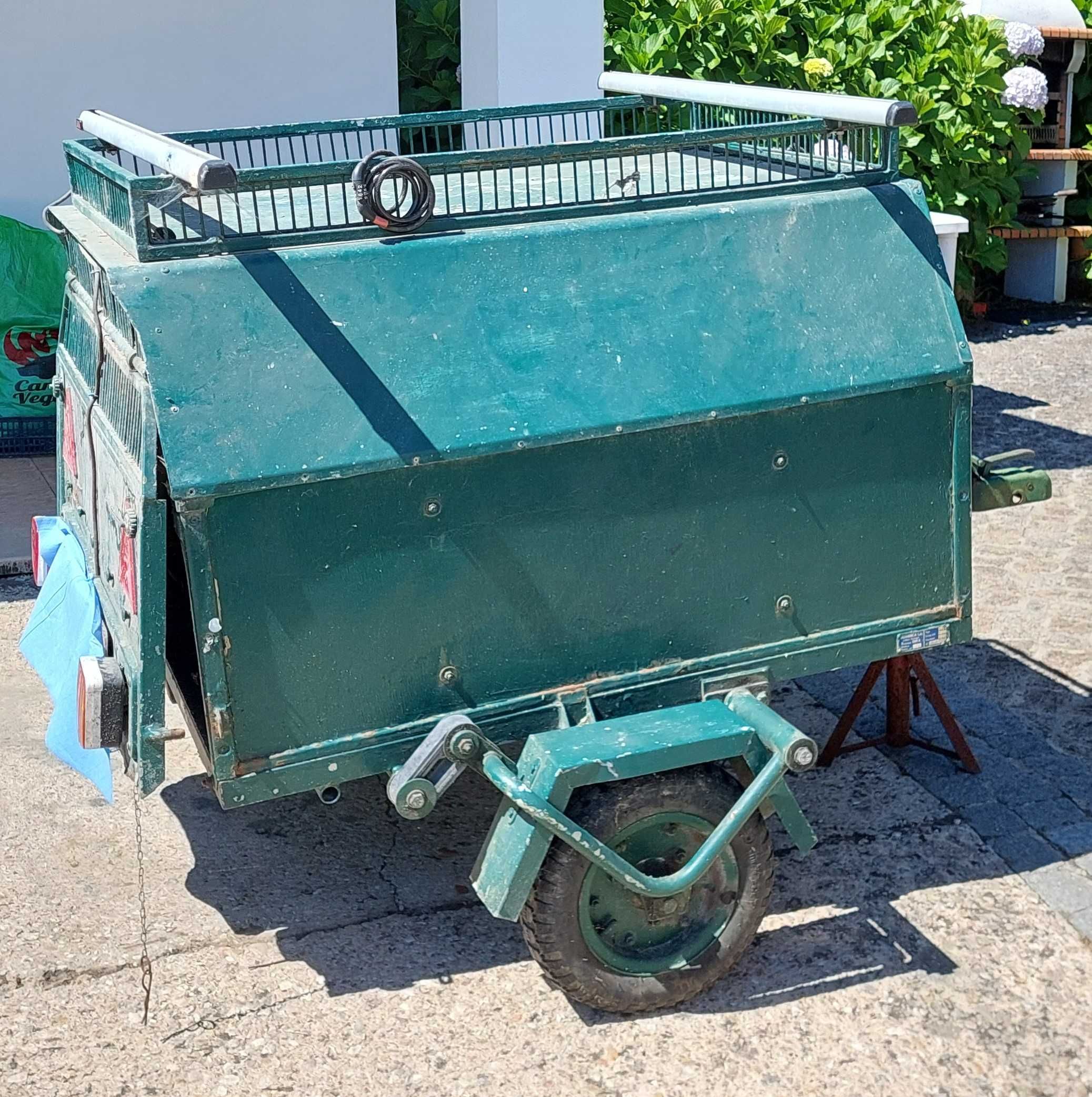 Atrelado para transporte de cão