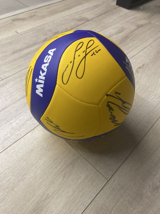 Piłka Mikasa z podpisami reprezentacji Polski w siatkówkę