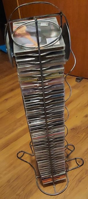 Designerski stojak na 38 płyt CD