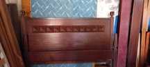 Cama de casal antiga em bom estado
