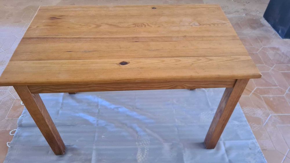 Mesa de Madeira Maciça - Ideal para Cozinha ou Escritório