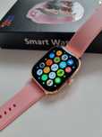 Smartwatch na różowym paseczku