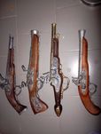 Pistolas decorativas e cantil