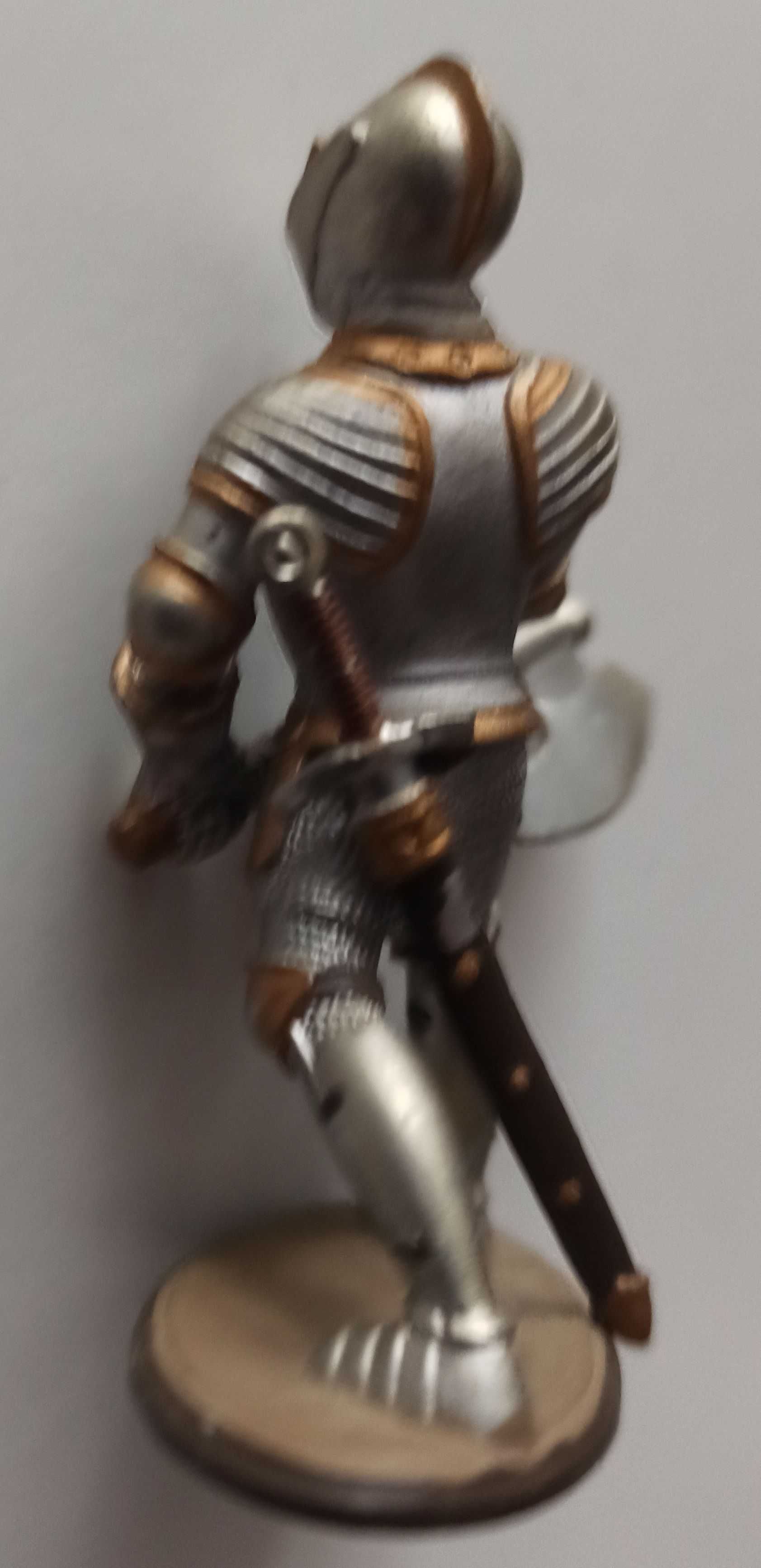 średniowieczny rycerz z toporem - metalowa figurka ruchome ręce