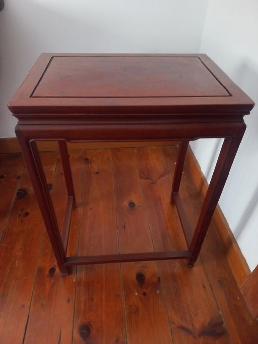 4 Mesas de apoio, duas médias, duas pequenas