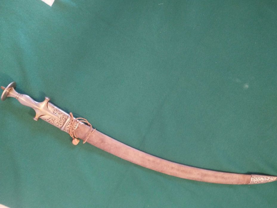 Sabre indiano Tulwar do século XX
