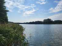 Domek nad jeziorem Dworackim –mazury, wakacje, pomost, linia brzegowa