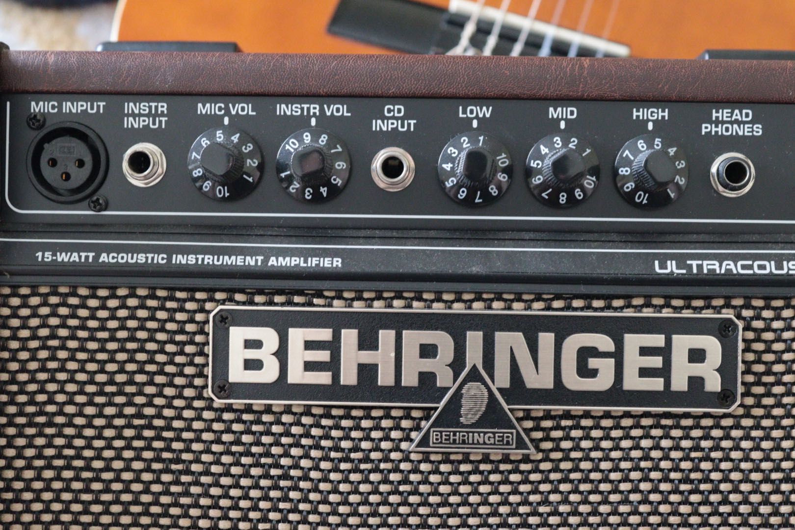 Amplificador acústico Behringer