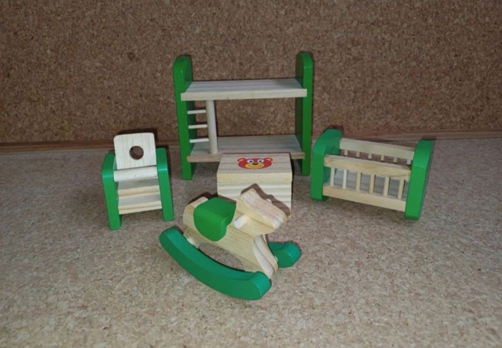 Mobília madeira casa de bonecas. 12€ cada conjunto.