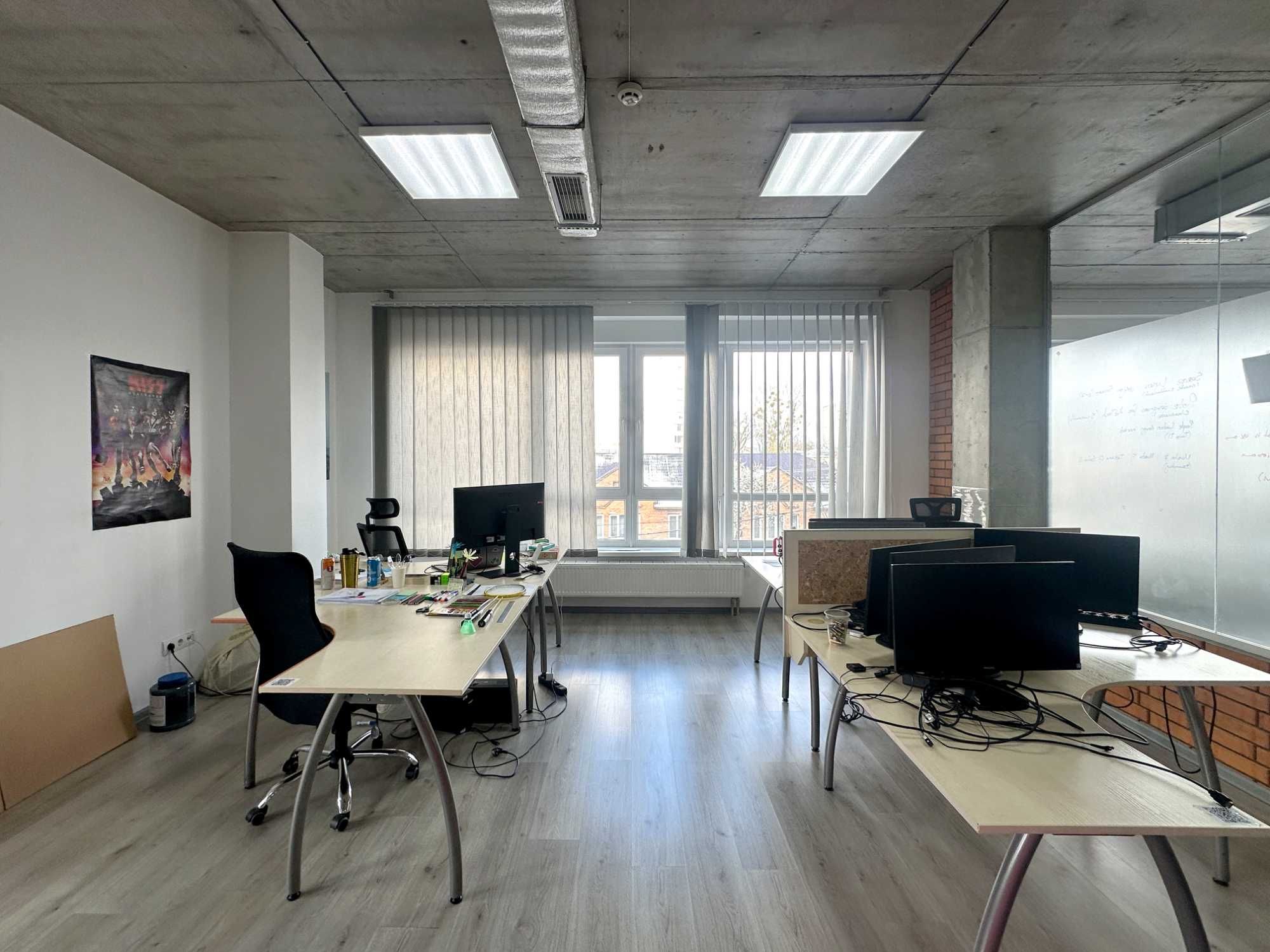 Оренда офісного приміщення, 228 м² за 12$/ м², на вул. Угорська