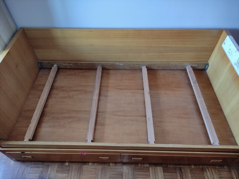 Cama solteiro 190x95 em madeira com gavetas