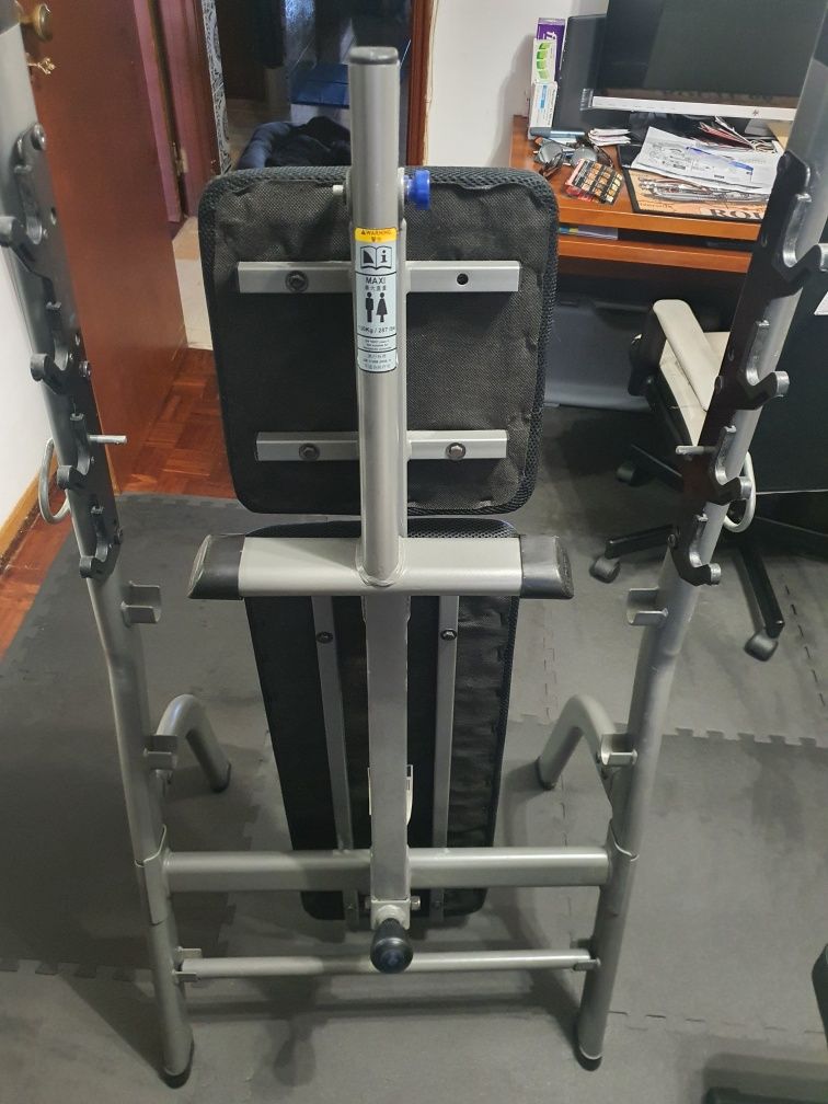 Banco de musculação com suporte de barra