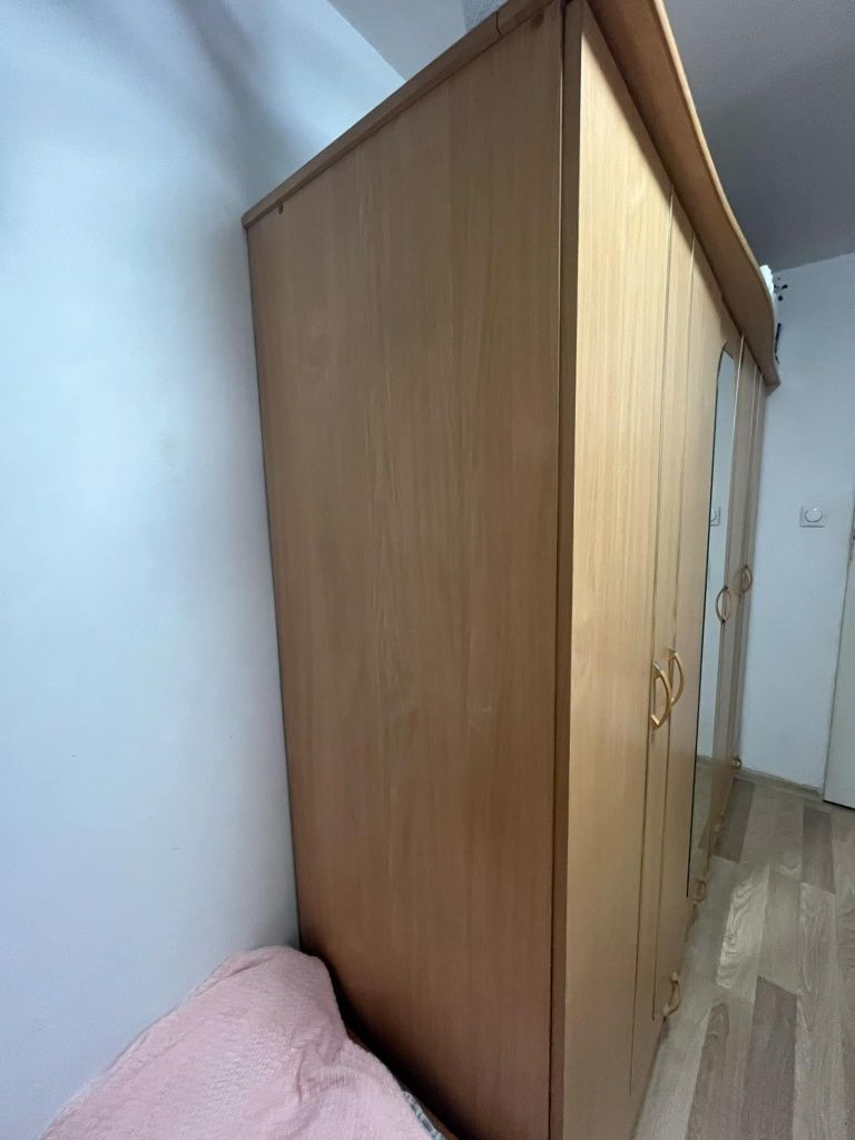 Toaletka plus duża szafa .Pojemne meble