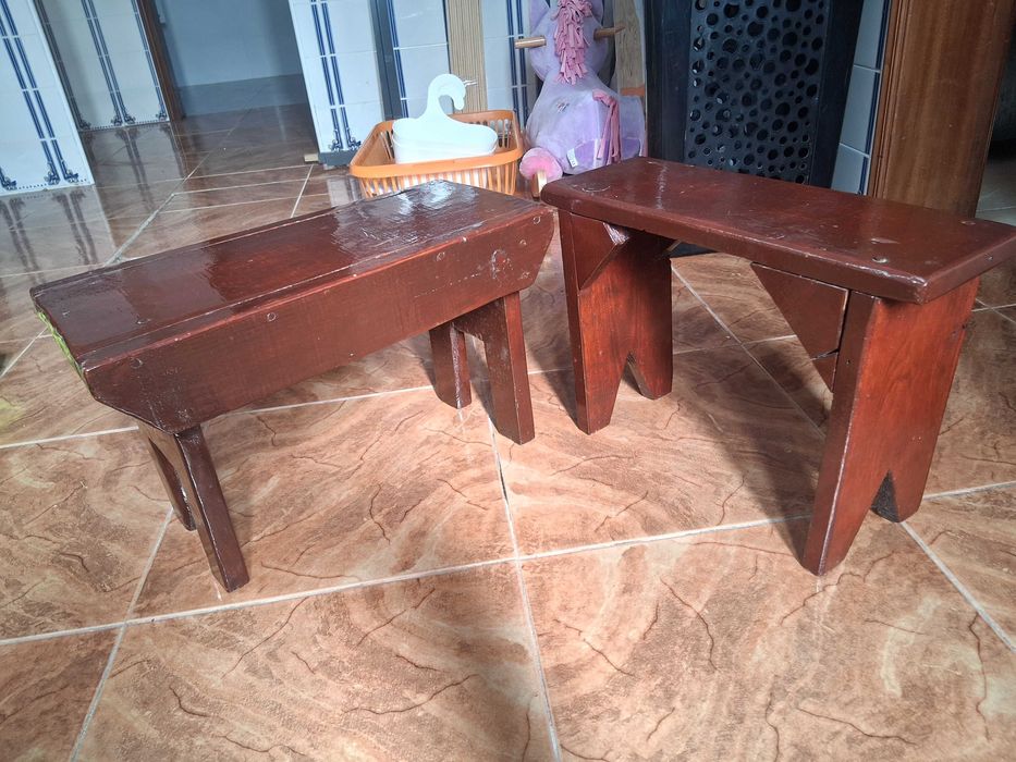 Bancos artesanais, restaurados