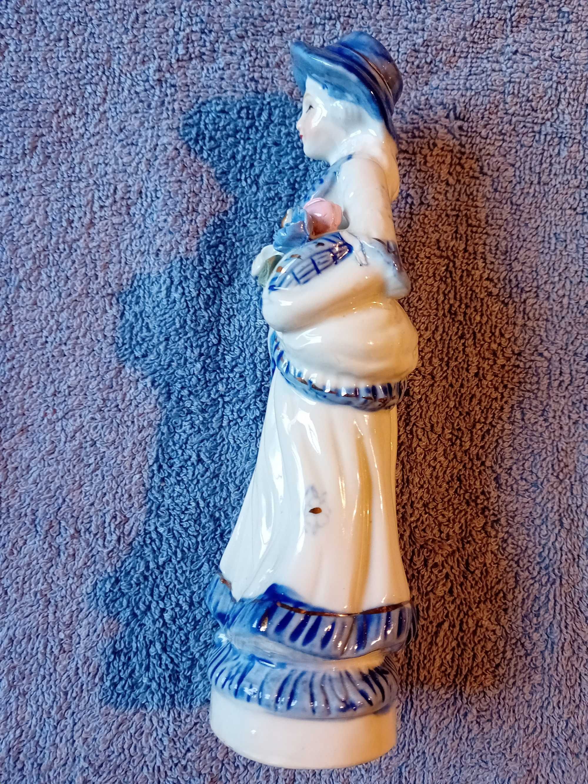 Porcelanowa figurka - dziewczyna z bukietem i ptaszkiem.