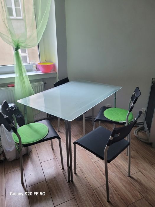 Stół  75/110 i 4 krzesła