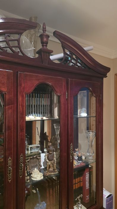 Aparador / vitrine em madeira