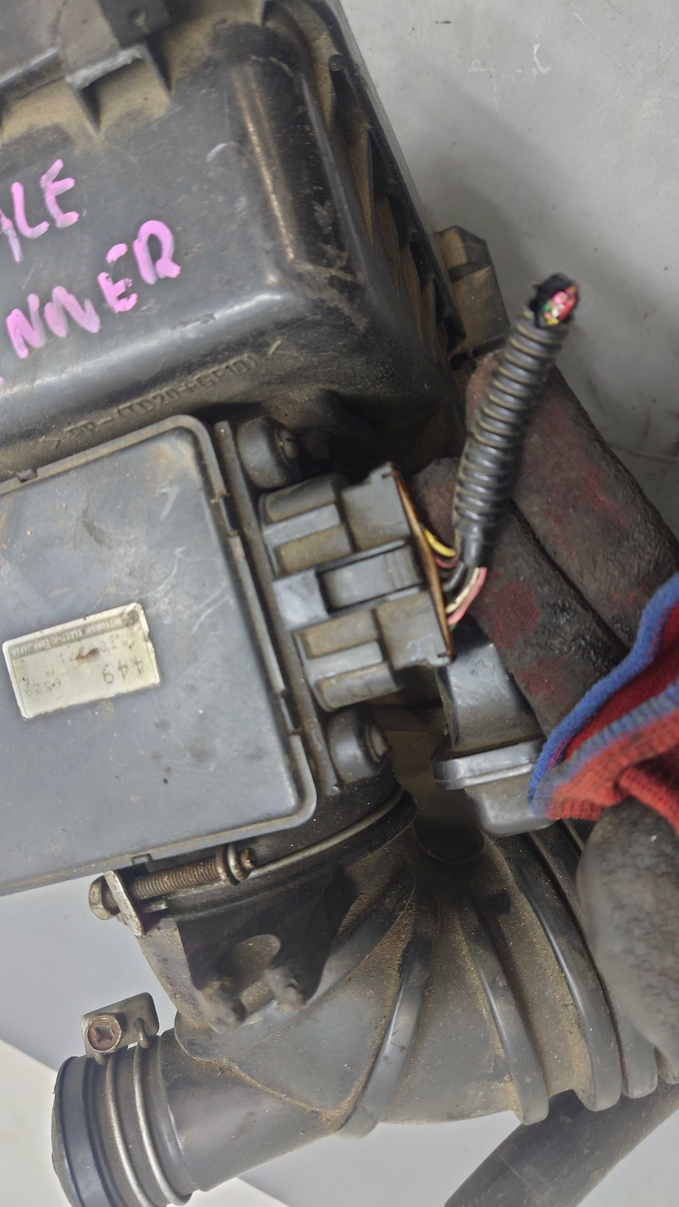 Mitsubishi Space Runner 1.8 B Obudowa Filtra Powietrza Przepływomierz