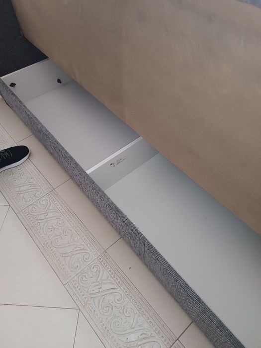 Sofá-cama cinzento 
Vendo so