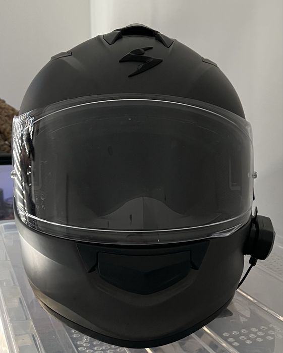 Capacete com viseira solar e sistema de comunicação Bluetooth
