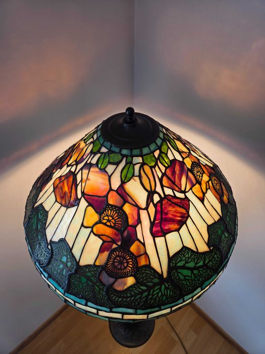 Lampa Tiffany stojaca - podlogowa – mosiezna noga, ręcznie zdobiona.