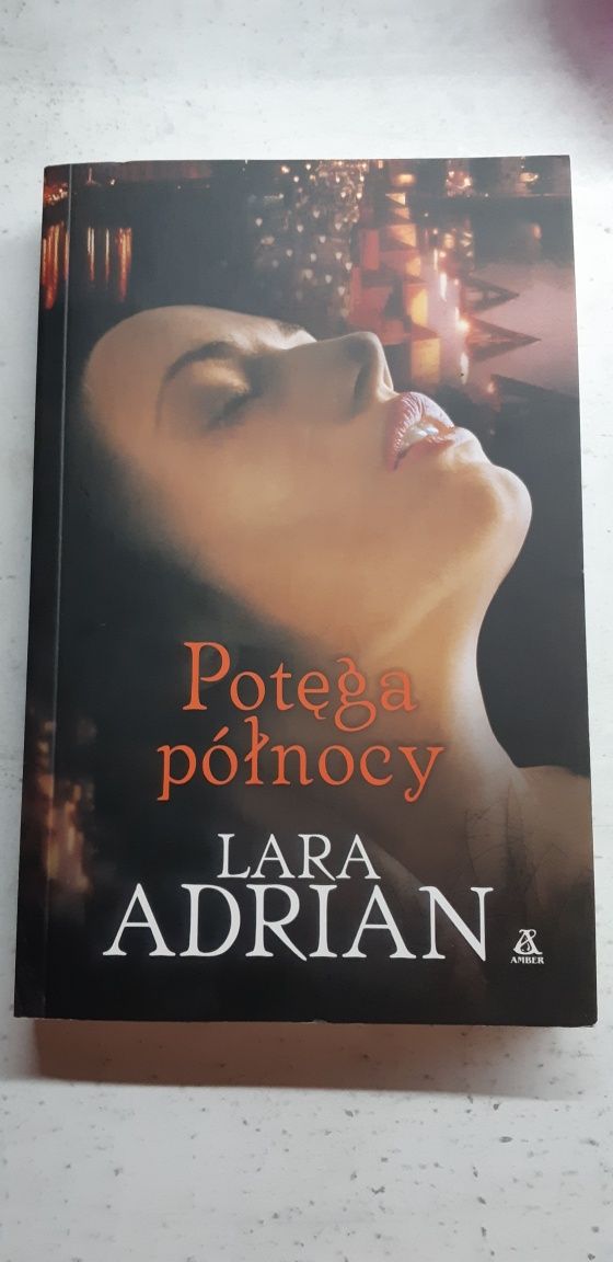 Bestsellerowej seria Lara Adrian Rasa środka nocy.