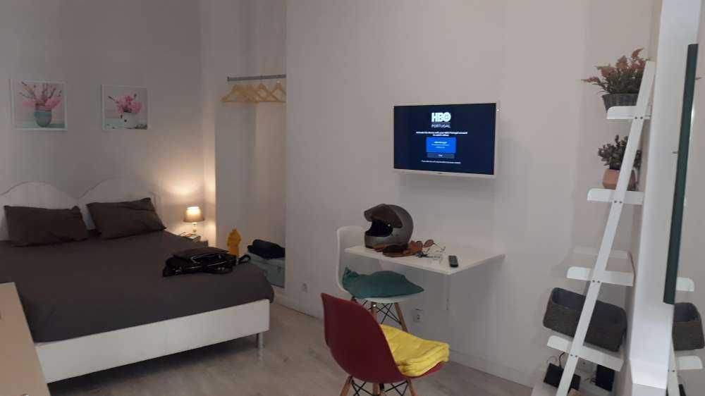 Quarto CASAL, num T2 CENTRO Lisboa. Metro Chiado Ler texto.