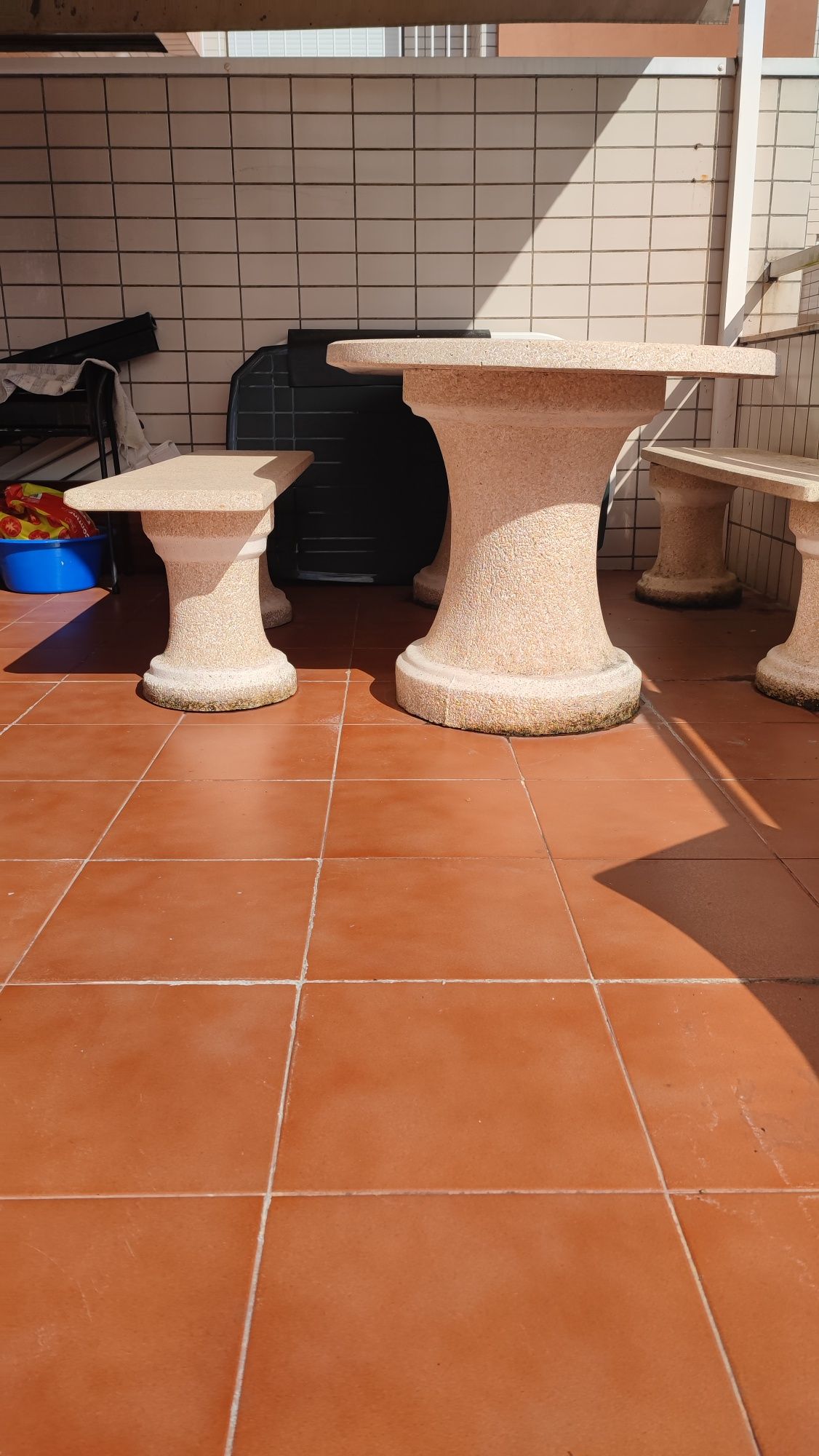 Mesa de pedra + 4 bancos