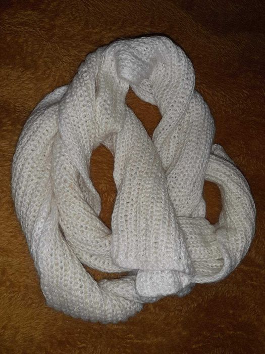 Шарф довгий в'язаний шерстяний білого кольору