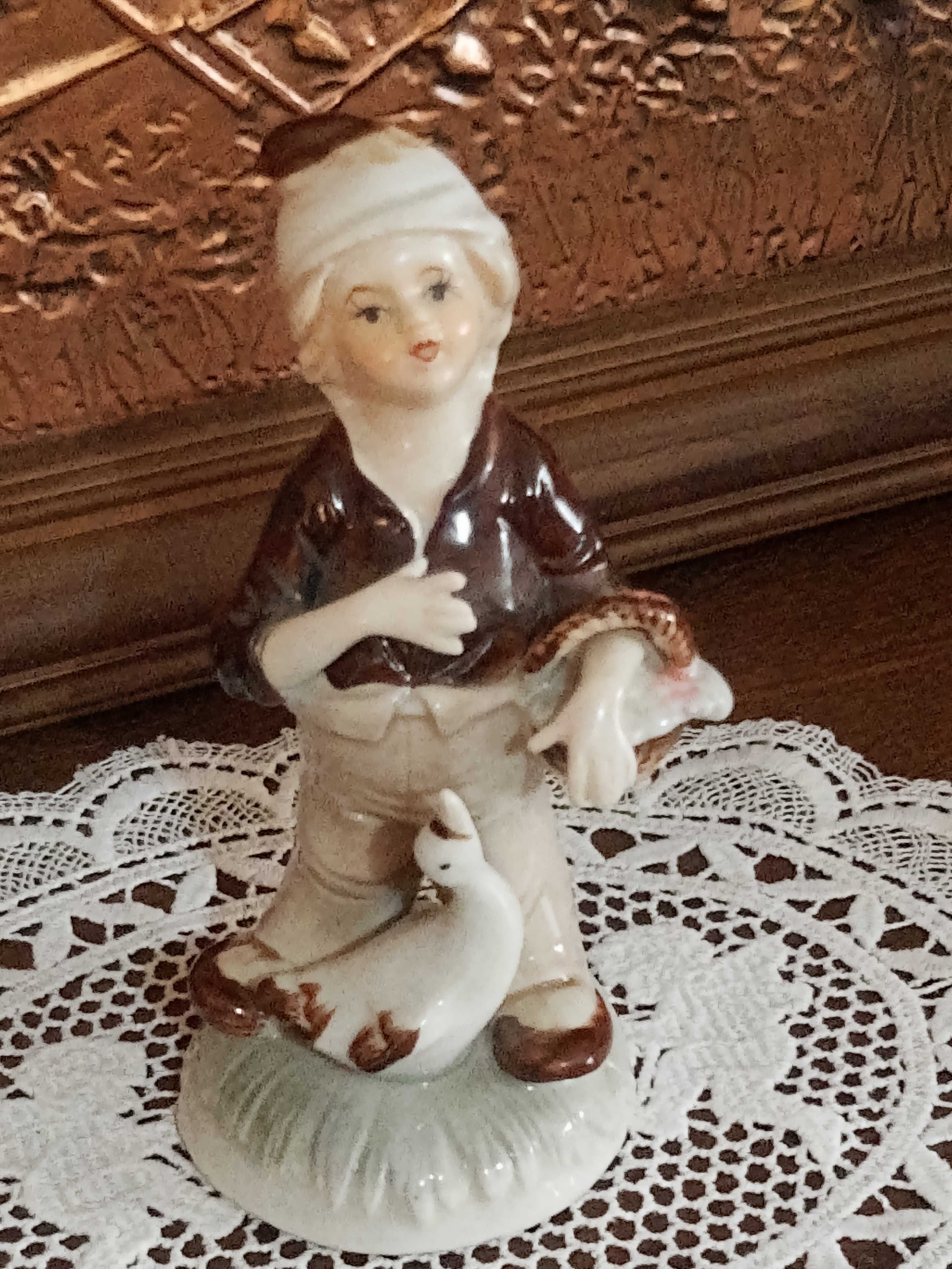 Figurka porcelanowa bez sygnatury wys.16cm. (P.3116)