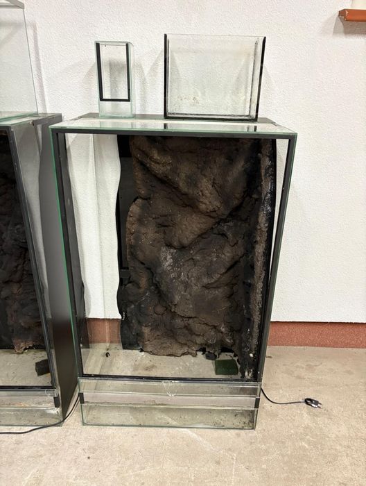 różne terraria i akwarium