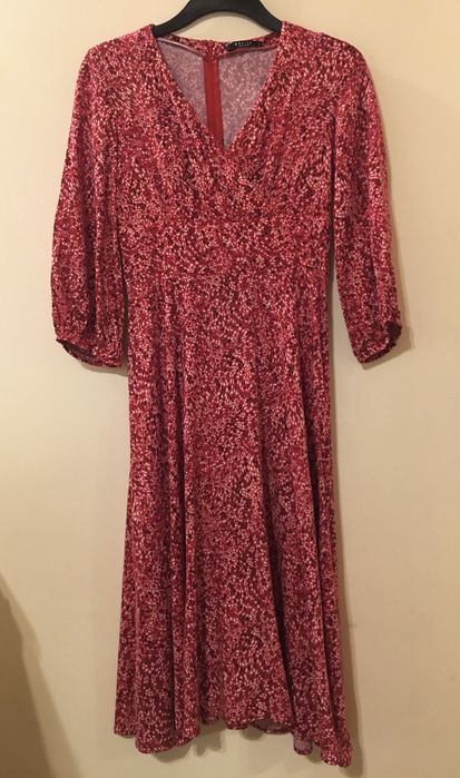 Czerwona sukienka midi do połowy łydki dekolt v kopertowy Mohito 34 X