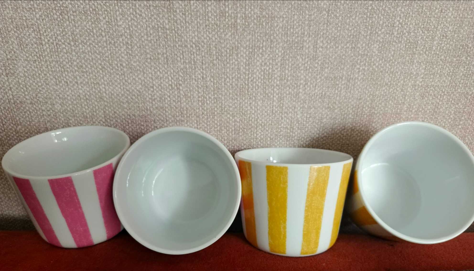 Komplet 4 porcelanowych kubków bez ucha.