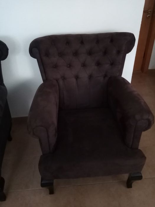 3 sofás, 1 de 3 lugares e 2 de 1 lugar